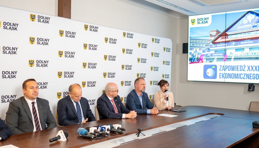 Uczestnicy konferencji dotyczącej Forum Gospodarczego w Karpaczu