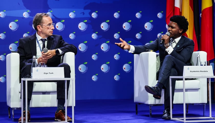 Dwóch mężczyzn podczas Forum Ekonomicznego w Karpaczu, zdjęcie ilustracyjne