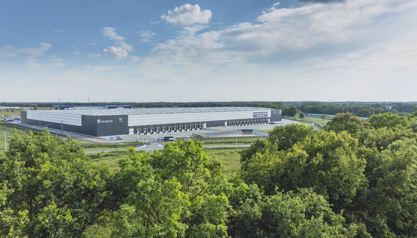 Zdjęcie lotnicze, widać hale magazynowe. Park Logistyczny Hillwood & LCube Wrocław East koło Wrocławia
