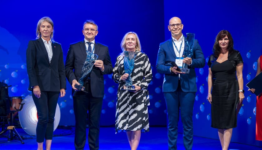 Forum Ekonomiczne w Karpaczu. Podczas uroczystej gali wiceprezydent Renata Granowska wręczyła Nagrody Prezydenta Wrocławia. Na zdjęciu wiceprezydent Wrocławia Renata Granowska, wiceprezes AB Grzegorz Ochędzan, prezes Hewlett Packard Enterprise Katarzyna Turkiewicz, prezes Collins Aerospace Wrocław Paweł Pałubiński i prezes Agencji Rozwoju Aglomeracji Wrocławskiej Magdalena Okulowska.