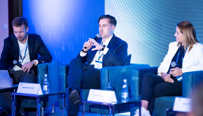 Dyskusja podczas Forum Ekonomicznego w Karpaczu. Na zdjęciu moderator, prof. Politechniki Gdańskiej Aleksander Orłowski, Robert Bednarski, dyrektor ds. SmartCity z Urzędu Miejskiego Wrocławia i Magdalena Cieślik, zastępczyni prezydenta Sopotu