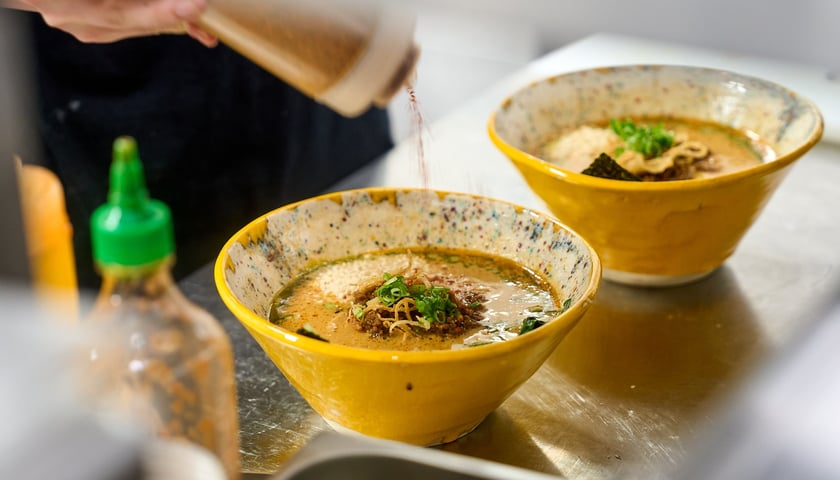 <p>Miski z ramenem w Vegan AF Ramen przy ul. Oławskiej</p>