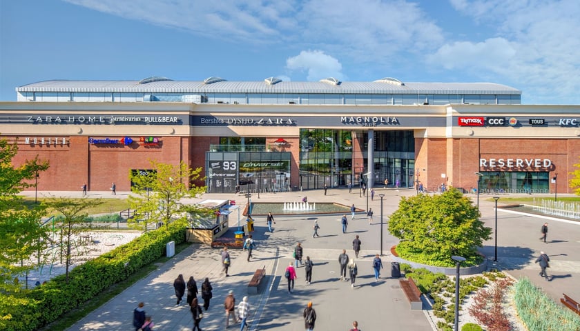 Centrum Handlowe Magnolia Park we Wrocławiu, budynek z zewnątrz i klienci