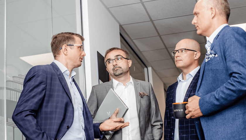 Czterech mężczyzn, przedstawiciele Univio – wcześniej Unity Group