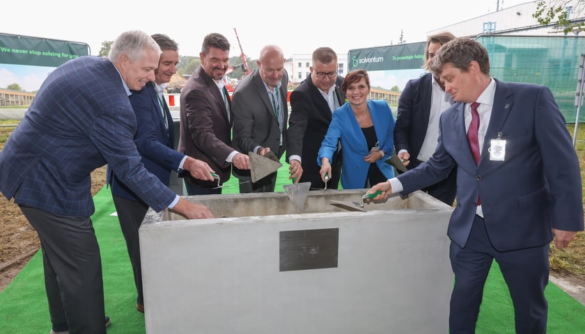 Wkopanie kamienie węgielnego i kapsuły czasu pod nową fabrykę Solventum we Wrocławiu.