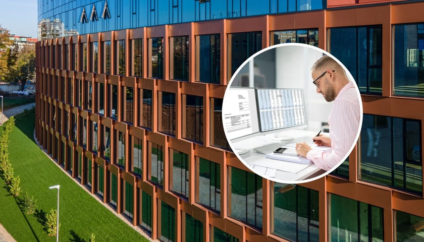 Biurowiec Quorum, w kółku mężczyzna w okularach przy komputerze