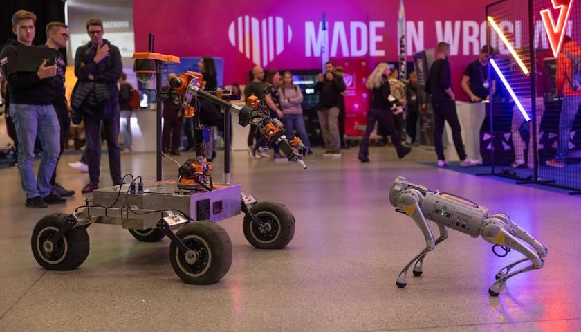 Urządzenia techniczne, w tle kobiety i mężczyźni na Made in Wroclaw, poprzednie edycje, zdjęcie ilustracyjne
