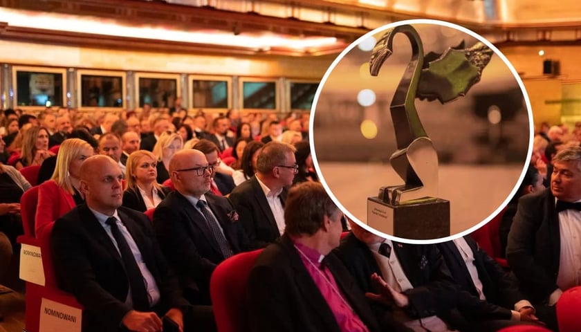 Mężczyźni i kobiety w Teatrze Muzycznym „Capitol” we Wrocławiu podczas Wielkiej Gali Biznesu, w kółeczku statuetka Dolnośląskiego Gryfa (zdjęcie ilustracyjne)