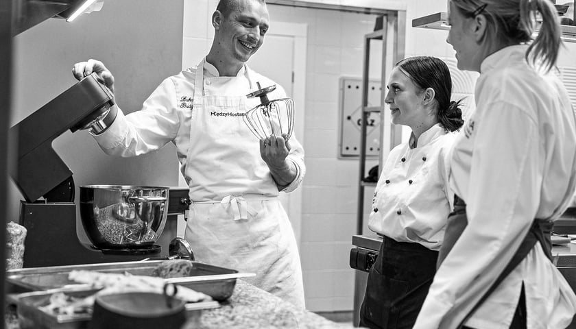 <p class="MsoNormal">Staż uczennic ze szkoły hotelarsko-gastronomicznej we Wrocławiu w restauracji Między Mostami u boku szefa kuchni Łukasza Budzika<span style="mso-spacerun: yes;">&nbsp; </span></p>