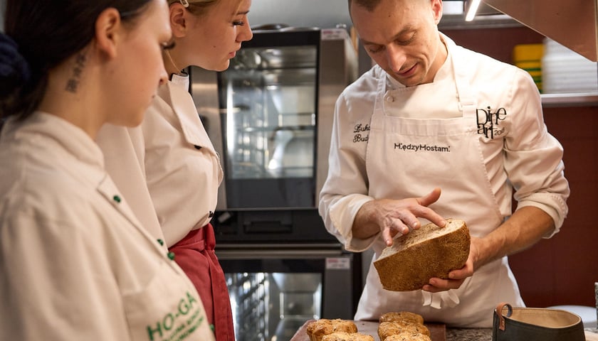 Staż uczennic ze szkoły hotelarsko-gastronomicznej we Wrocławiu w restauracji Między Mostami u boku szefa kuchni Łukasza Budzika 