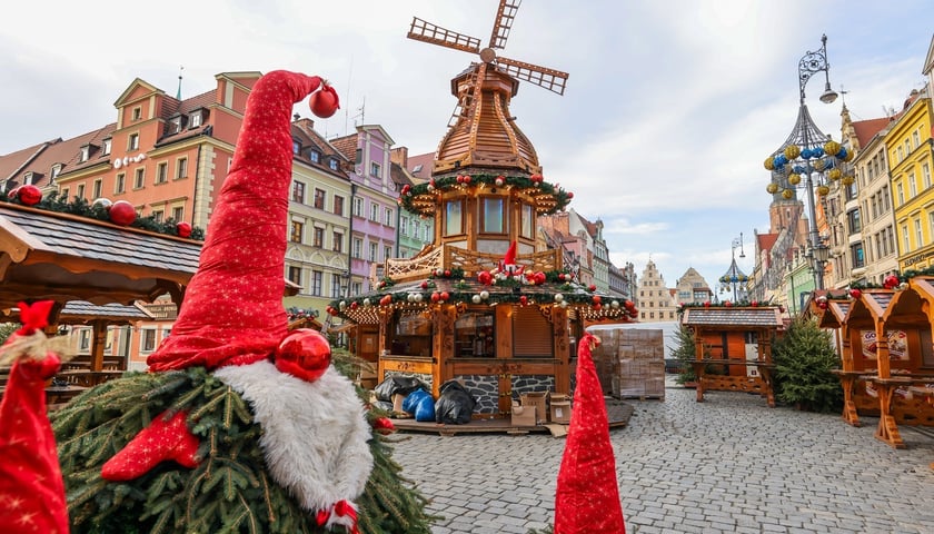 Montaż Jarmarku Bożonarodzeniowego na Rynku we Wrocławiu