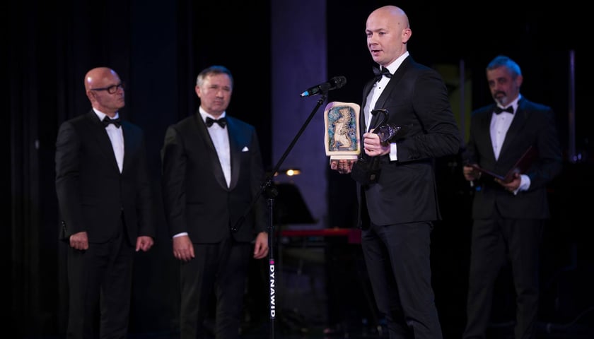 Karol Przywara, prezes Portu Lotniczego Wrocław ze statuetką Dolnośląskiego Gryfa podczas Wielkiej Gali Biznesu.