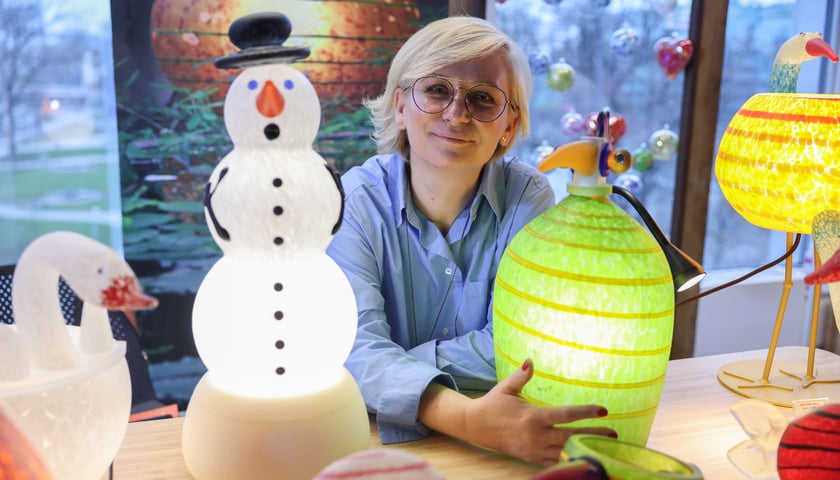 Targi Dobry Design w Concordii, sprzedawczyni na stoisku z oryginalnymi lampami w kształcie zwierząt i bałwanka