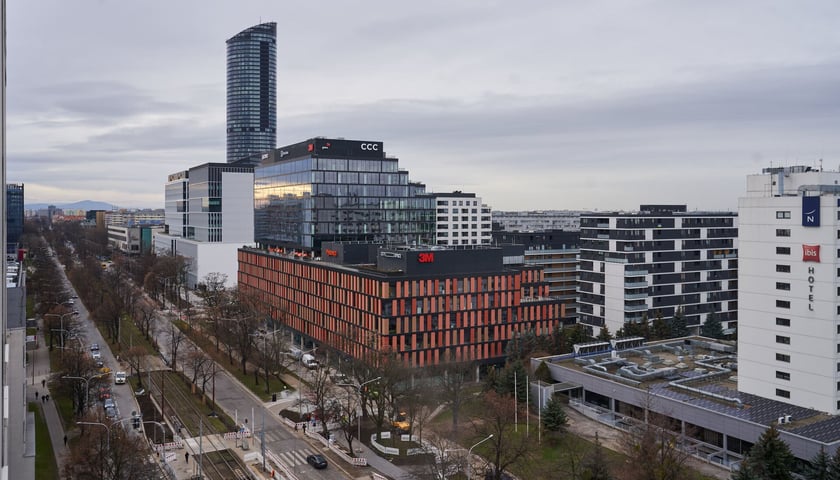 Biurowce Centrum Południowego przy ul. Powstańców Śląskich we Wrocławiu, widok z lotu ptaka. Zdjęcie ilustracyjne