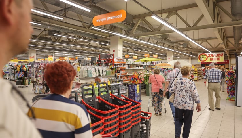 Kobiety i mężczyźni w Centrum Handlowym Astra 