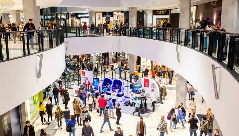 Kobiety i mężczyźni w galerii handlowej