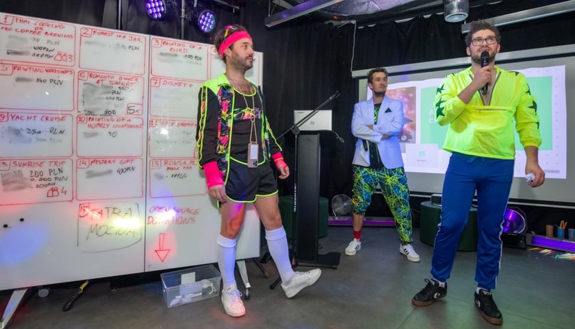 Aukcja charytatywna zorganizowana przez wrocławską spółkę Amsterdam Standard. - Zarówno aukcja jak i integracja były w przebraniach, dlatego nie zwracajcie uwagi na stroje aukcjonariuszy ;) - mówi Radosław Fąfara z Amsterdam Standard.