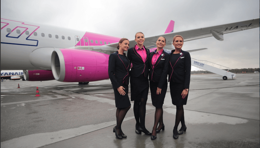 Linie lotnicze Wizz Air poszukują stewardess i stewardów.
