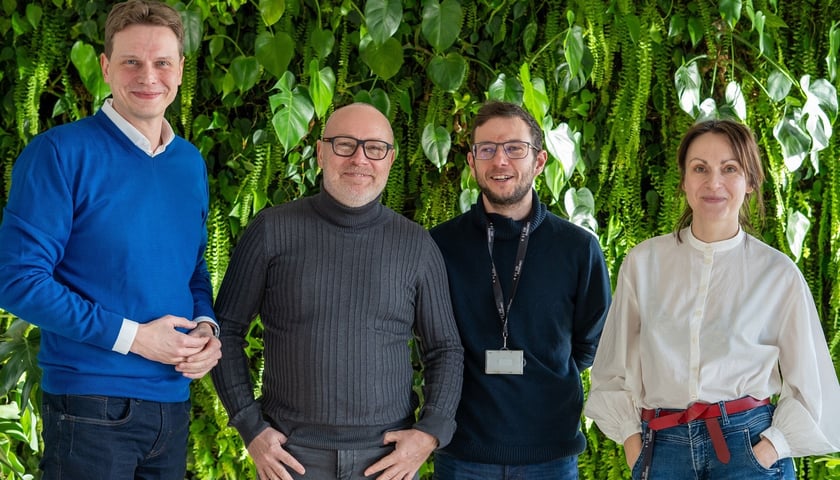 Trzech mężczyzn i kobieta. Od lewej: Przemysław Mazurek, członek zarządu, COO, VetApp, Mariusz Andrych, prezes zarządu, VetApp, Michał Karbowiak, business development manager, Concordia Design Accelerator, Martyna Piątas - Wiktor, marketing manager, Concordia Design Accelerator.