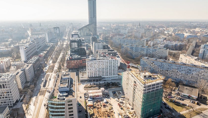 Budynki w budowie, zdjęcie lotnicze, w tle Sky Tower. Biurowiec Swobodna SPOT przy ul. Swobodnej