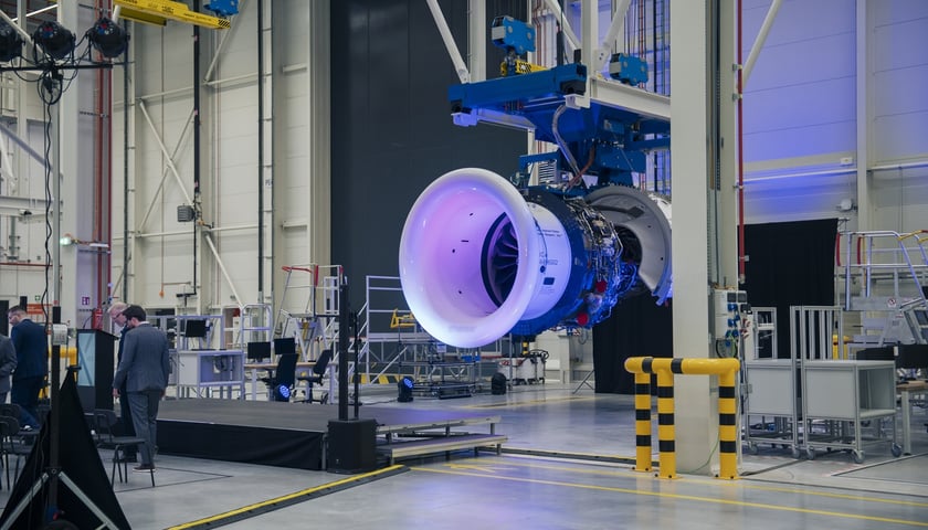 Spółka GE Aerospace ogłosiła w poniedziałek 24 marca oficjalne otwarcie nowoczesnego zakładu obsługi technicznej silników lotniczych XEOS w Środzie Śląskiej koło Wrocławia