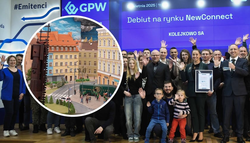 Grupa kobiet, mężczyzn i dzieci, makieta Kolejkowa. 8 kwietnia Kolejkowo zadebiutowało na giełdzie NewConnect
