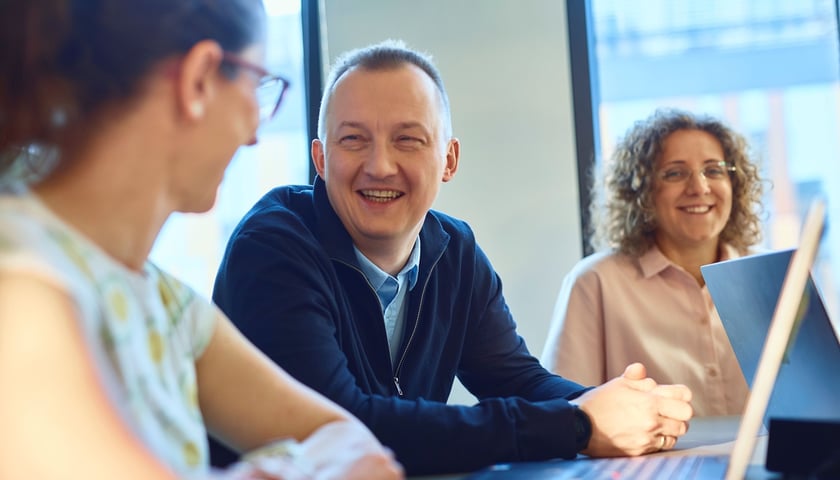 Dwie kobiety i mężczyzna - Kazimierz Dulas, dyrektor operacyjny dmTECH Polska.