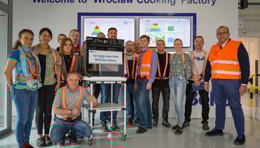 Kobiety i mężczyźni, pracownicy Beko we Wrocławiu. W czwartek 12 czerwca 2025 r. Beko Europe informuje, że rozpoczęto we Wrocławiu nową produkcję piekarników.