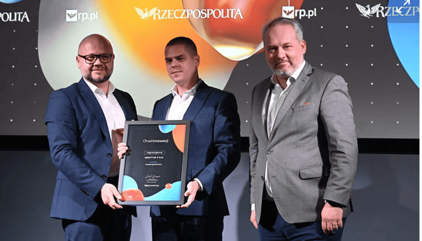 Przedstawiciele IDENTT sp. z o.o. z nagrodą.