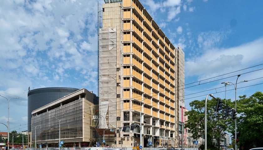 Wyburzanie Arkad Wrocławskich, 24 czerwiec 2025: cała fasada wieży nie ma szkła i rusztowań
