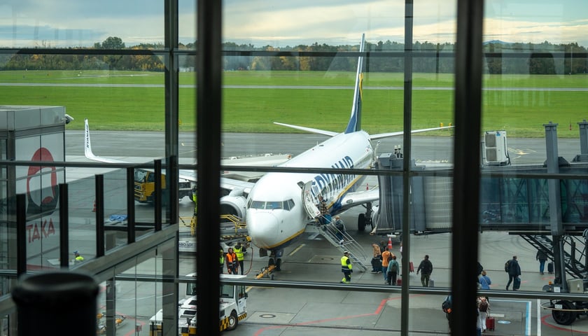 Samolot Ryanair stoi na płycie wrocławskiego lotniska (widok z okna terminalu)