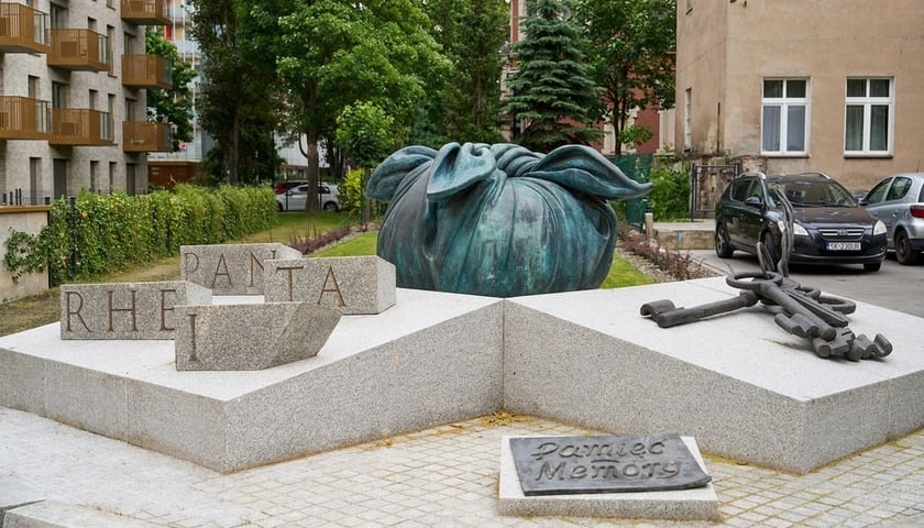 Instalacja artystyczna „Pamięć” z elementami rzeźbiarskimi: tobołkiem z węzłem, kluczami, kamieniami z napisem PANTA RHEI (ul. Czysta 4)