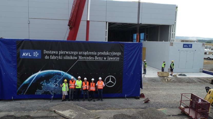 W sierpniu 2018 r. w budowanej fabryce Mercedes-Benz w Jaworze rozpoczął się montaż pierwszych urządzeń m.in. kabiny do tzw. hot testów