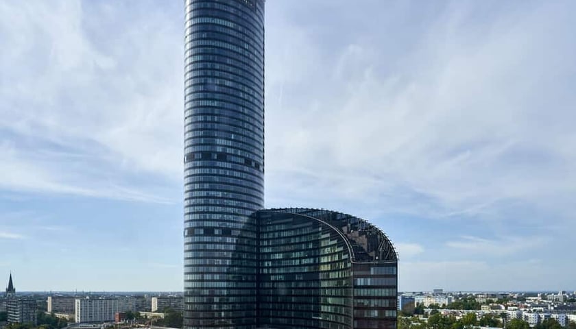 Widok na wieżę i 19-piętrowy budynek, w którym będzie hotel, Sky Tower