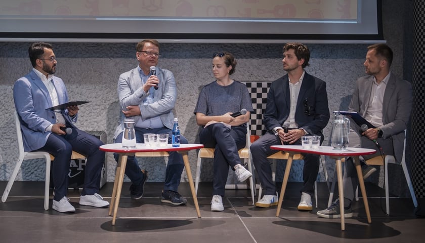 Kobieta i czterech mężczyzn, uczestnicy Wroclaw-Berlin Business Mixer, 3 lipca 2025 r. 