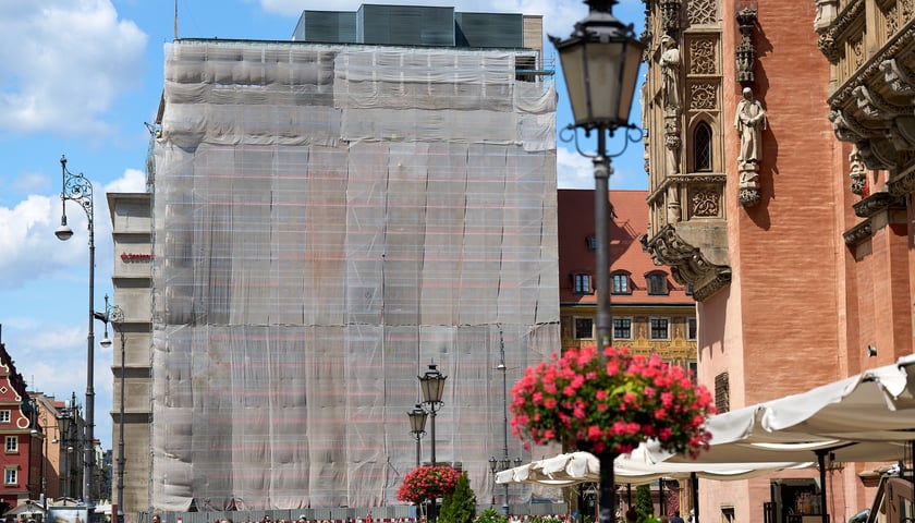 Gmach na rogu Solnego i Rynku w przebudowie na hotel, druga połowa lipca 2025
