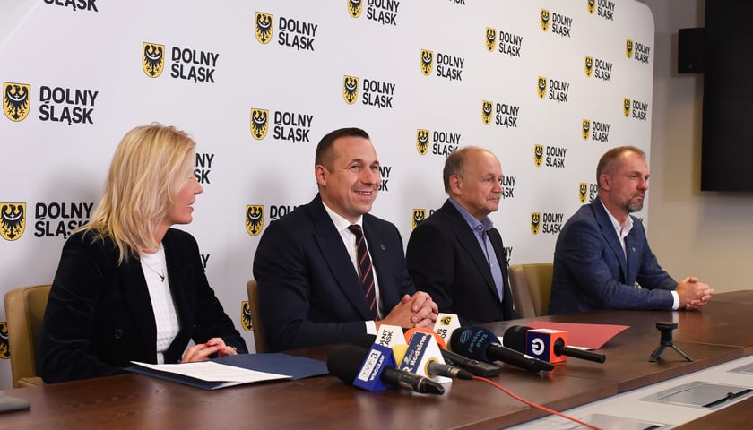 <p>Renata Granowska, Paweł Gancarz, Zygmunt Berdychowski, Jarosław Rabczenko na konferencji zapowiadającej Forum Ekonomiczne w Karpaczu 2025</p>