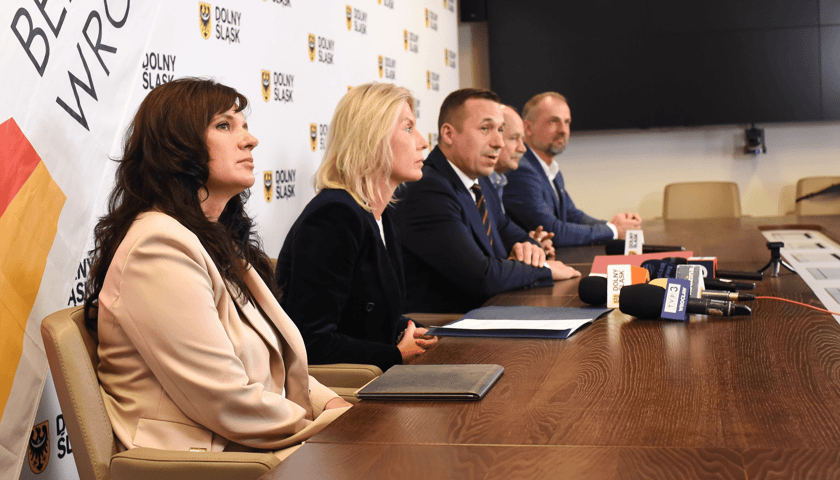 Od lewej: Magdalena Okulowska (prezes spółki ARAW), Renata Granowska (wiceprezydent Wrocławia), Paweł Gancarz (marszałek Województwa Dolnośląskiego), Zygmunt Berdychowski (przewodniczący rady programowej), i Jarosław Rabczenko (członek zarządu województwa dolnośląskiego) na konferencji zapowiadającej Forum Ekonomiczne w Karpaczu 2025