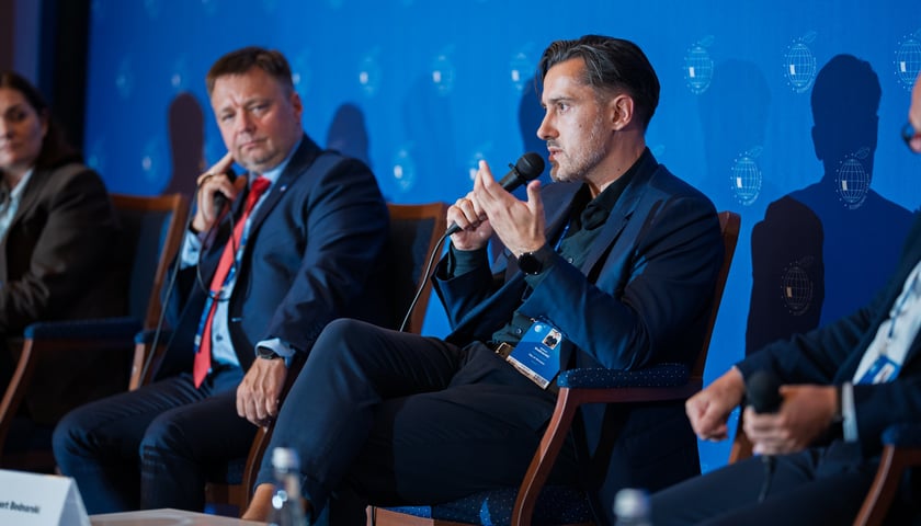 <p>Panel "Miasto przyszłości - kto projektuje, kto testuje, kto korzysta?". M&oacute;wi dyrektor Smart City Wrocław, Robert Bednarski</p>
