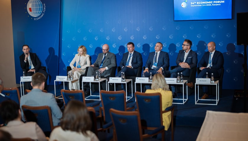 Paneliści od lewej: prowadzący Mateusz Hoffses, Magdalena Tyrakowska-Szymczak, Jakub Mazur, Witold Ziomek, Paweł Boczar, Radosław Szafrański, Max Dropiński