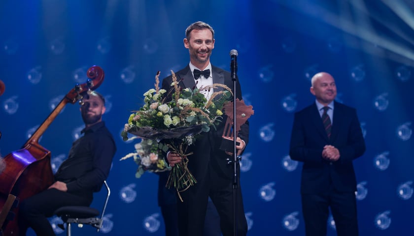 <p>Gala 34. Forum Ekonomicznego w Karpaczu - Sławosz Uznański-Wiśniewski z nagrodą specjalną Marszałka Wojew&oacute;dztwa Dolnośląskiego</p>