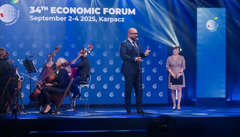 <p>Gala 34. Forum Ekonomicznego w Karpaczu i wręczenie Nagr&oacute;d Prezydenta Wrocławia - Jacek Sutryk i Magdalena Okulowska wręczyli 3 wyr&oacute;żnienia</p>