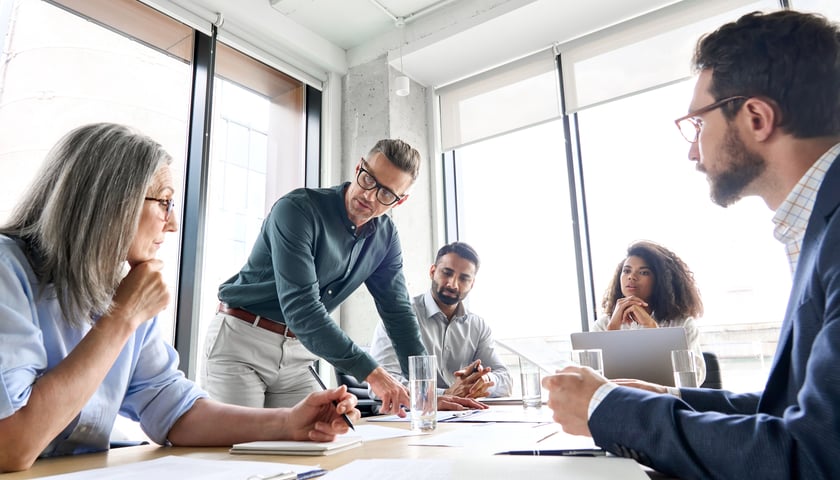 Spotkanie biznesowe w sali konferencyjnej.