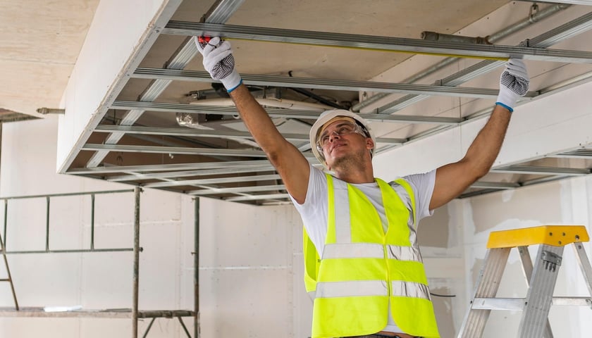 Pracownik budowlany.