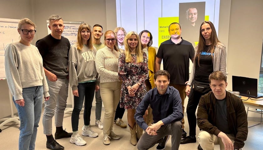 Grupa ludzi patrzących w obiektyw