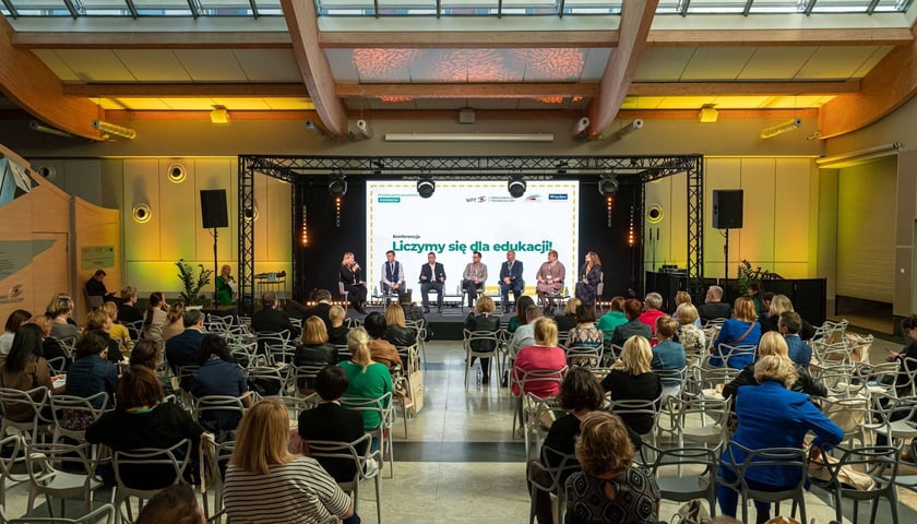 Uczestnicy jednej z poprzednich edycji konferencji "Liczymy się dla edukacji".