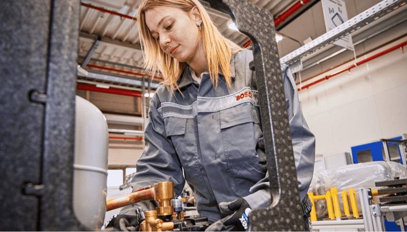 Kobieta zatrudniona w zakładach Boscha. Zdjęcie ilustracyjne