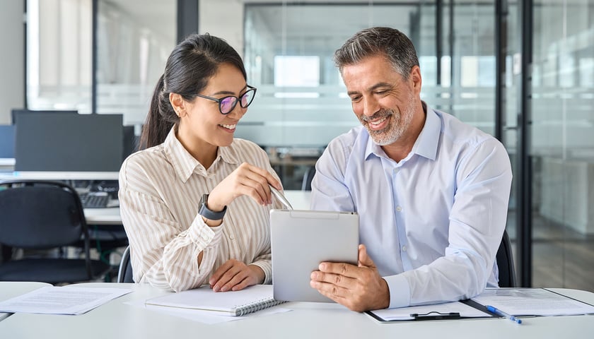 Kobieta i mężczyzna siedzą przy stole, zdjęcie ilustracyjne