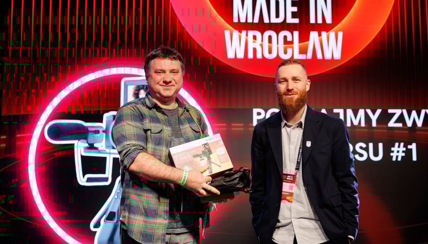 Dwóch mężczyzn, w tle napis Made in Wroclaw. Uczestnicy Expo 2025, 16.10.2025 r.