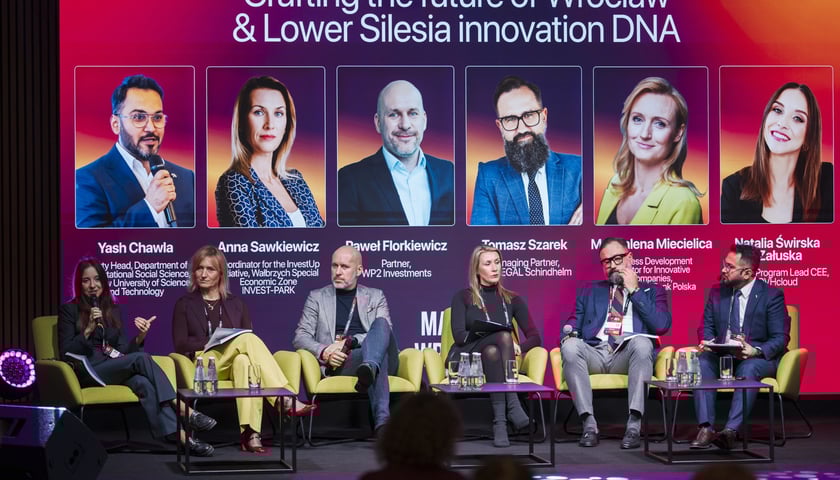 Paneliści podczas prezentacji i omówienia Wrocław and Lower Silesia Startup Ecosystem Report. Od lewej - Natalia Świrska-Załuska, Magdalena Miecielica, Paweł Florkiewicz, Anna Sawkiewicz, Tomasz Szarek, Yash Chawla